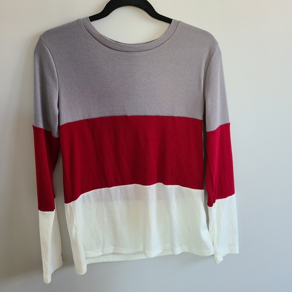 ✨️5 for $25✨️ Brand New Small Blooming Jelly Striped Long Sleeve Shirt - Picture 1 of 4